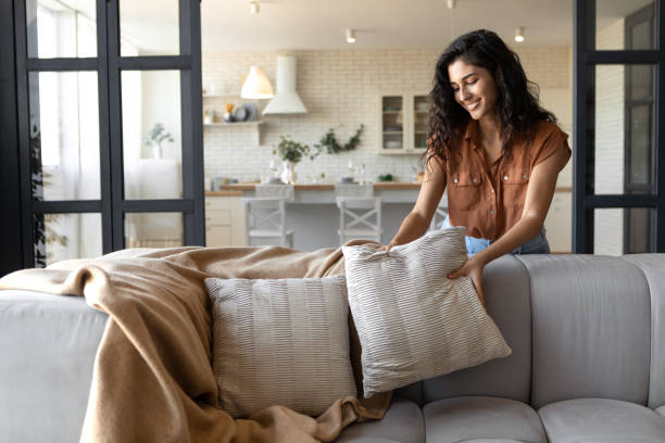 Une décoratrice qui place des coussins