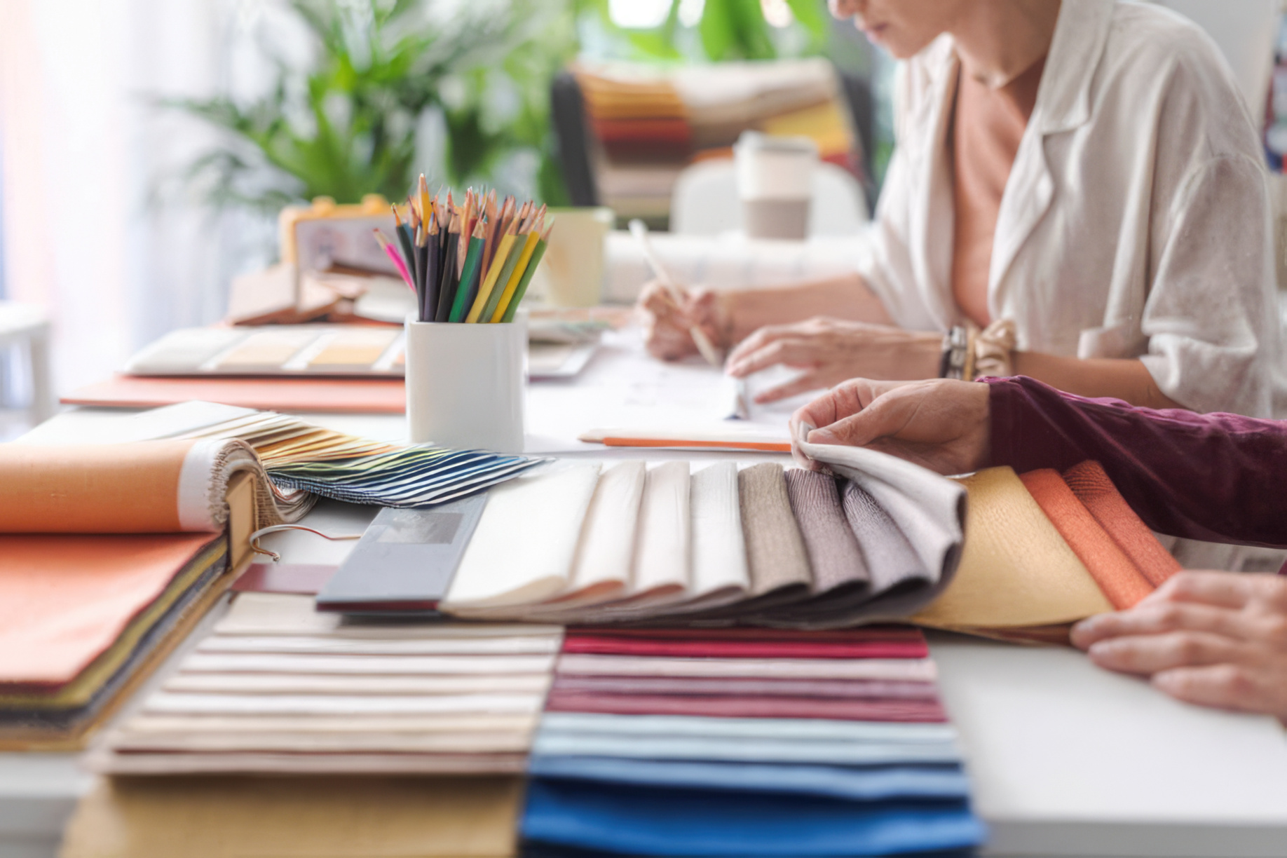 Designer d'intérieur travaille sur un projet