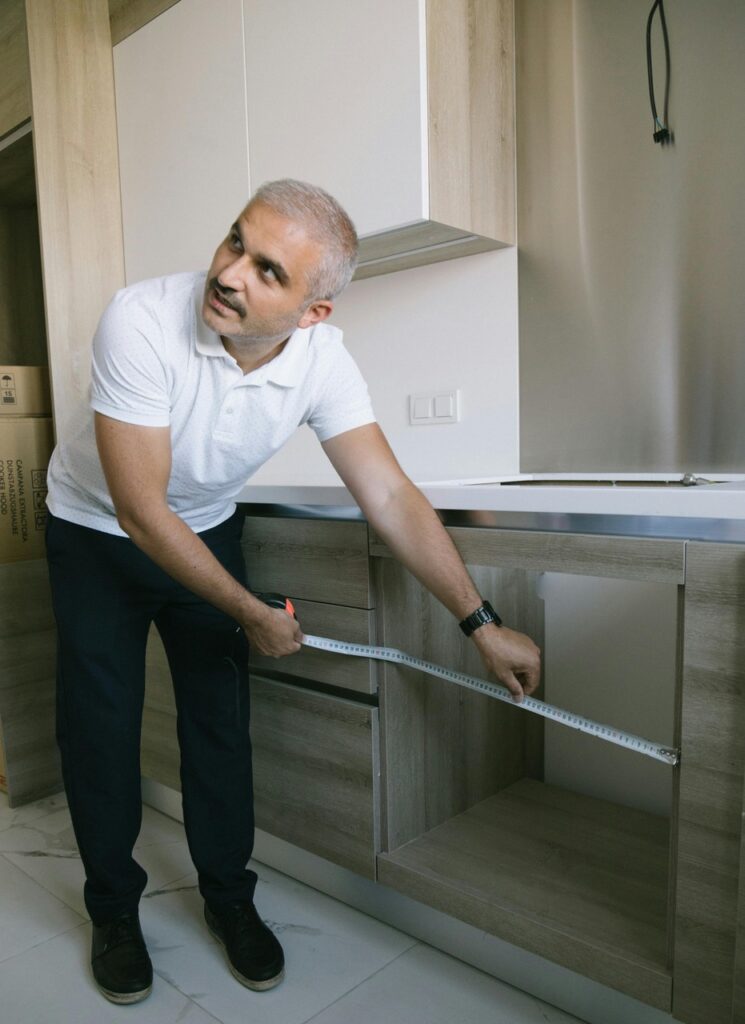 Un cuisiniste qui mesure un espace