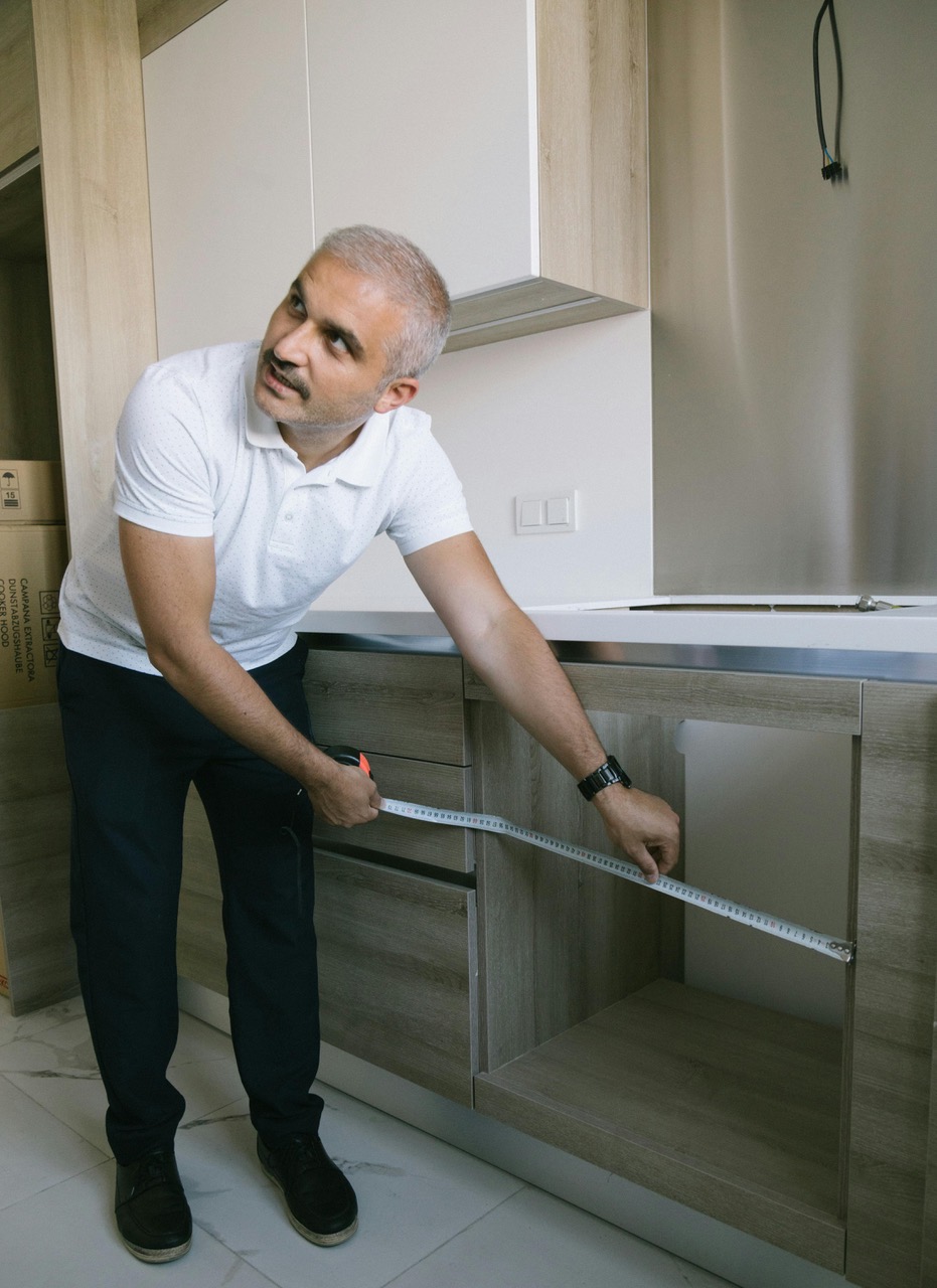 Un cuisiniste qui mesure un espace