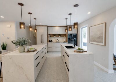 Cuisine japandi avec îlots en Dekton Enzo, Brompton